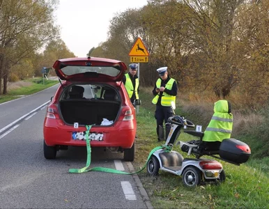 Miniatura: Ciągnął wózek inwalidzki za samochodem....