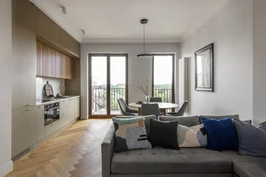Małe mieszkanie z białą kuchnią i granatowym sufitem, projekt: Decoroom