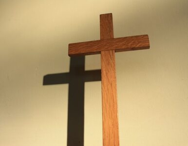 Miniatura: Krzyż i portret papieża przed szpitalem....