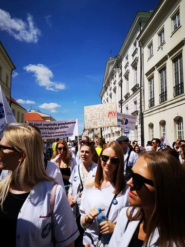 Zdjęcie z protestu lekarzy i zawodów medycznych z 1 czerwca 2019 r. 