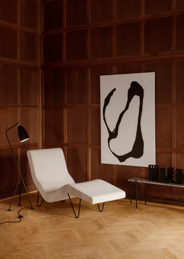 Kącik wypoczynkowy z fotelem projektu Grety M. Grossman z 1951 roku Gubi, boazeria angielska