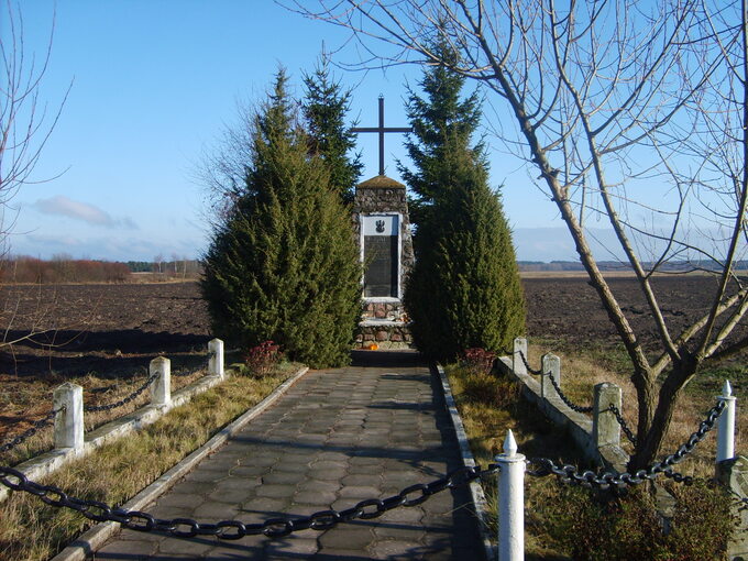 Zbiorowa mogiła poległych żołnierzy AK w Stryjówce w 2009 roku