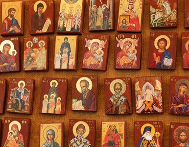 Miniatura: Wyrzucasz święte obrazki? Ksiądz...