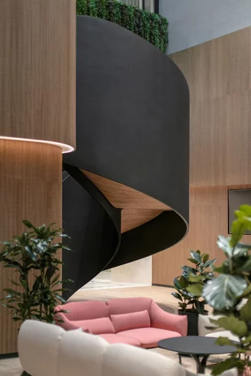 Biophilic design w przestrzeni biurowej – naturalne materiały, roślinność i światło dzienne tworzą środowisko sprzyjające koncentracji, dobrostanowi i komfortowi pracy, projekt: SAAN 