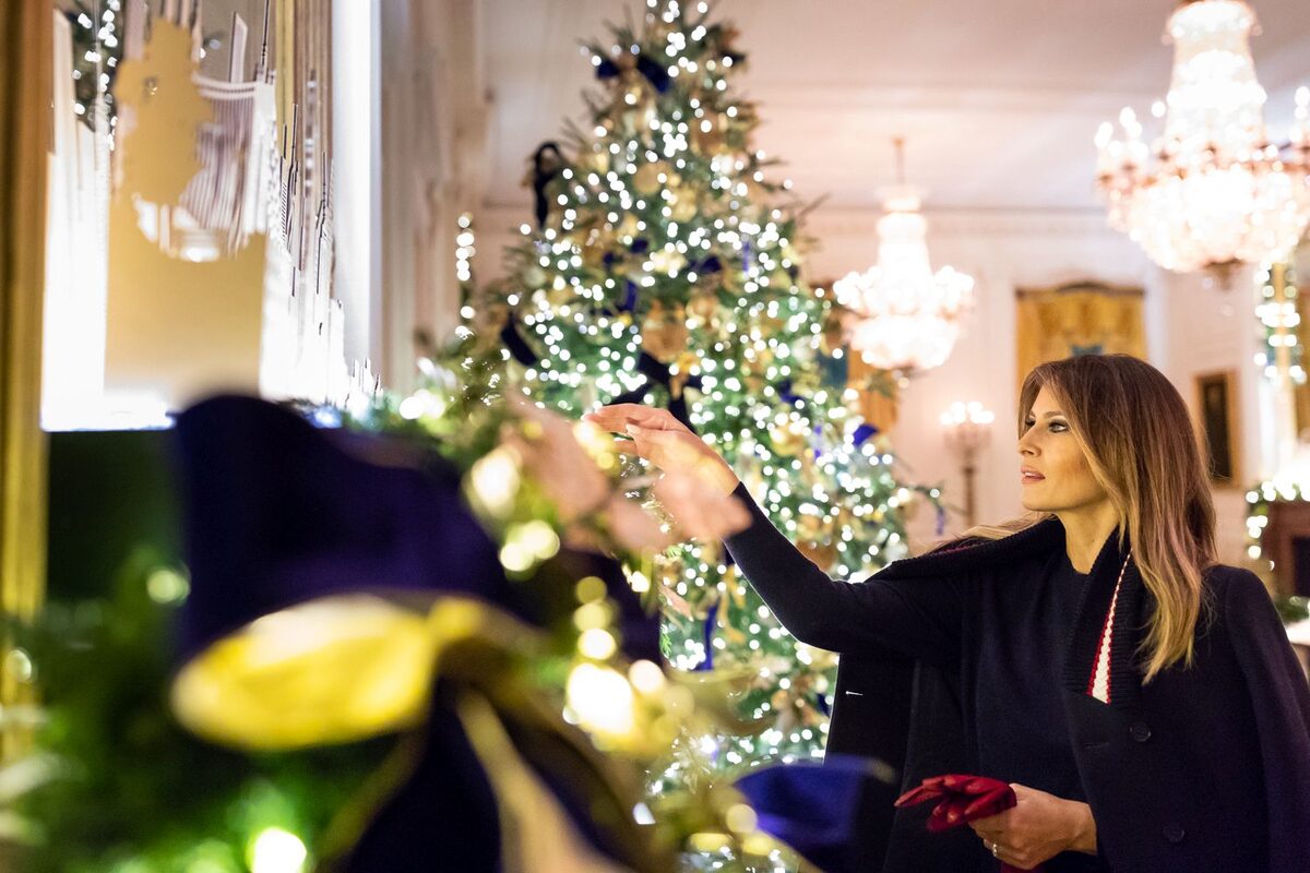 Melania Trump wśród świątecznych dekoracji w Białym Domu 
