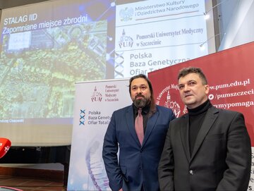 Prof. Andrzej Ossowski (od lewej) podczas konferencji podsumowującej dotychczasowe badania