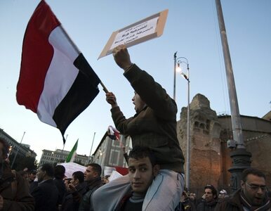 Miniatura: Wojsko rozdziela manifestantów w Kairze