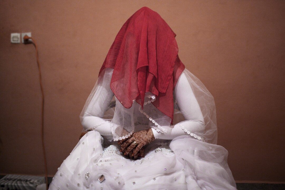 Tradycyjny ślub w kulturze rdzennej ludności północnej Afryki. Berberowie uważają, że przed ślubem nikt nie może zobaczyć twarzy panny młodej.