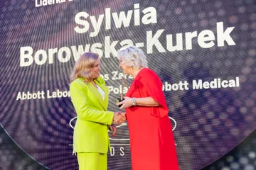 Prezes Zarządu Abbott Laboratories Poland i Abbott Medical Sylwia Borowska-Kurek odbiera nagrodę 