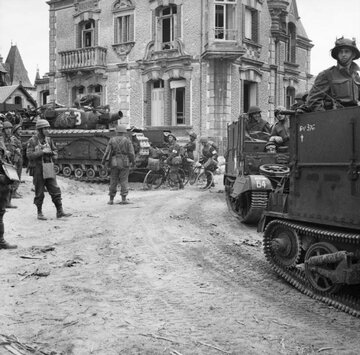 Kiedy zabrakło dla&nbsp;nich zadań na&nbsp;plaży, AVRE ruszyły wgłąb lądu (fot. J. Mapham, ze&nbsp;zbior&oacute;w Imperial War Museum)