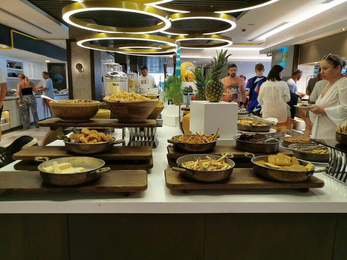 Przykładowe dania serwowane w głównej restauracji hotelu Corendon Playa Kemer