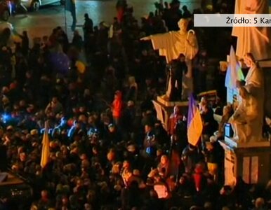 Miniatura: Tłum na Placu Michajłowskim w Kijowie....