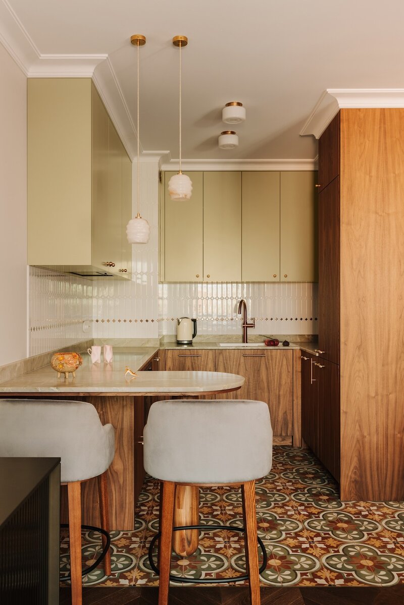 Oliwkowe fronty, dekoracyjne płytki i&nbsp;złote detale tworzą sp&oacute;jną kompozycję inspirowaną modern classic i&nbsp;subtelnym retro &ndash; dokładnie tak będą wyglądały modne kuchnie w&nbsp;2026 roku