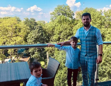 Miniatura: Jest żonaty, ma dwoje dzieci i wiele...