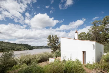 Stone and Water powstał w ruinach XIX-wiecznej strażnicy granicznej. Kamienne mury i współczesna architektura tworzą tu harmonijną całość 