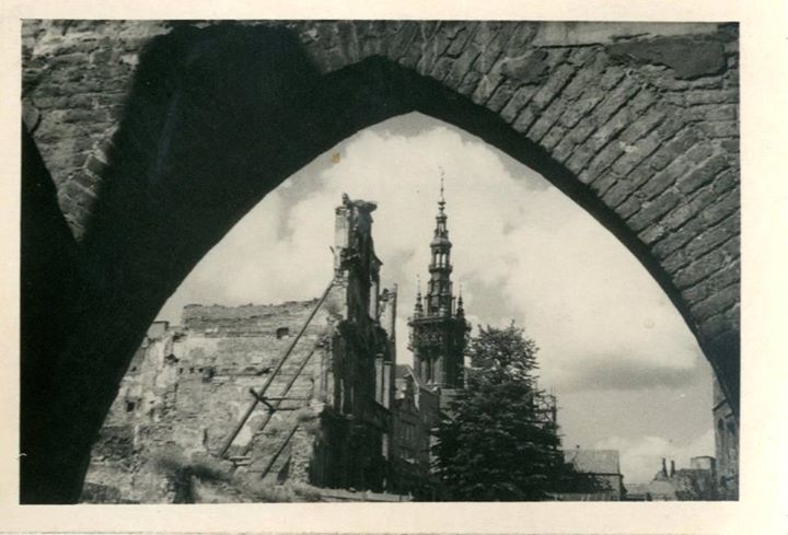 Na fotografii widoczne ruiny Bramy Chlebinckiej, w tle widać wieżę Ratusza oraz wieżę Kościoła Mariackiego (fot. mat. Muzeum II Wojny Światowej w Gdańsku)