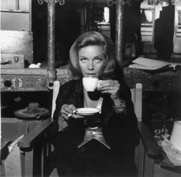 Honor Blackman jako Pussy Galore w filmie „Goldfinger” (1964) 