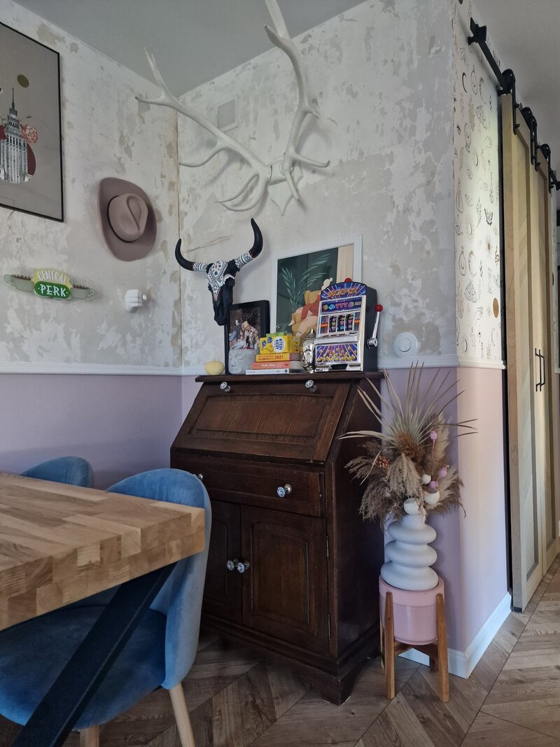 Wnętrze, kt&oacute;re opowiada historię &ndash; eklektyczna przestrzeń pełna przedmiot&oacute;w z&nbsp;przeszłością, osobistych pamiątek i&nbsp;warstw znaczeń, gdzie charakter mieszkańc&oacute;w staje się najważniejszym elementem aranżacji