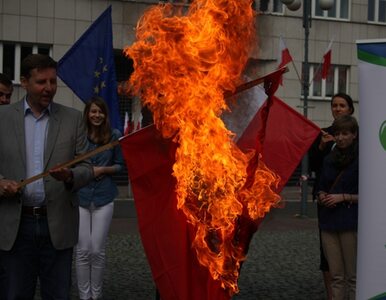 Miniatura: Polski europoseł spalił flagę ZSRS....