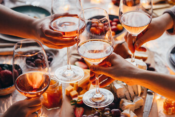 Spotkania towarzyskie często obfitują w&nbsp;tłuste jedzenie i&nbsp;alkohol. Regeneracja wątroby po&nbsp;imprezie, weselu czy&nbsp;przyjęciu z&nbsp;pewnością będzie przebiegała szybciej, gdy zadbamy o&nbsp;odpowiednią dietę i&nbsp;suplementację
