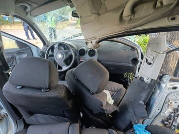 Wypadek w&nbsp;Lesznie. Seat z&nbsp;5 młodymi osobami uderzył w&nbsp;drzewo