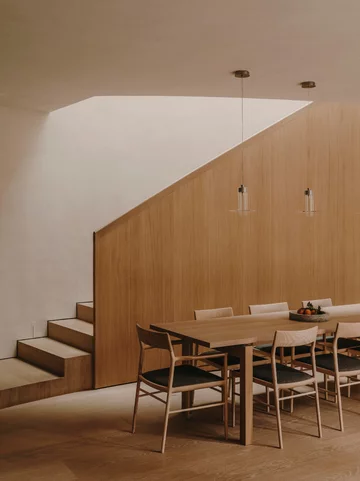 Kojący minimalizm paryskiego domu, projekt Holzrausch 