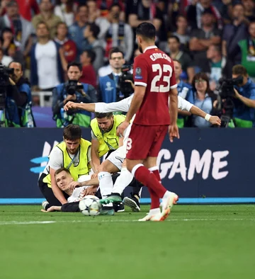 Służby porządkowe szybko złapały kibica na boisku 