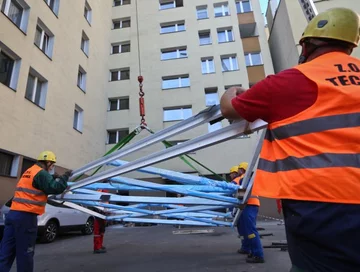 Rozpoczął się montaż metalowego szkieletu najwęższego domu świata (fot. PAP/Rafał Guz )