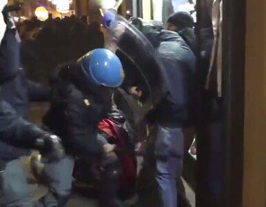 Miniatura: Zamieszki na ulicach Modeny. Policja...