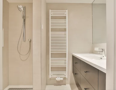 Miniatura: Ten trik usuwa pleśń z prysznica szybciej...