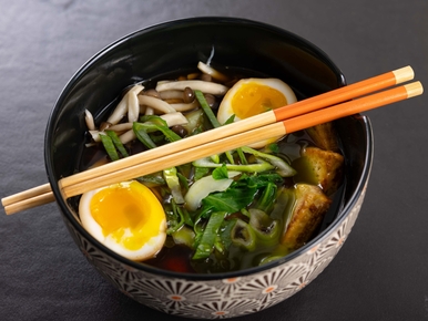 Miniatura: Grzybowy wege ramen Leszka Wodnickiego....