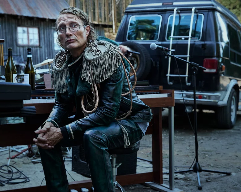 Miniatura: Mads Mikkelsen w nowej, zaskakującej roli....