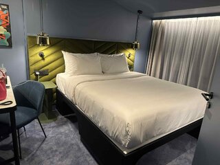 W pokoju hotelowym