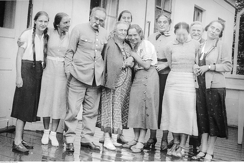 Marszałek Józef Piłsudski z rodziną w 1934 roku Od lewej stoją: Jadwiga Piłsudska, Ludwika Smoliczowa, Józef Piłsudski, Zofia Kadenacy, Wanda Piłsudska, Wanda Bułhakówna, Aleksandra Piłsudska, Zofia Majewska, Adam Piłsudski, Zofia Kadenacówna.