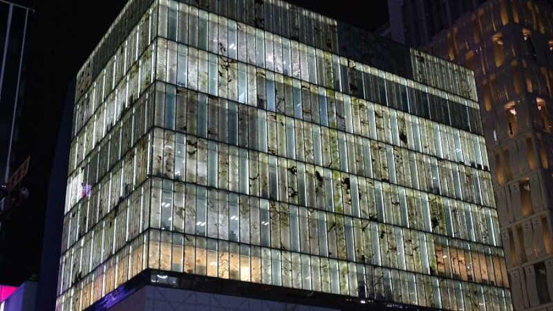 Budynek w Osace. Ten marmur to nieszczególnie wygląda po podświetleniu 