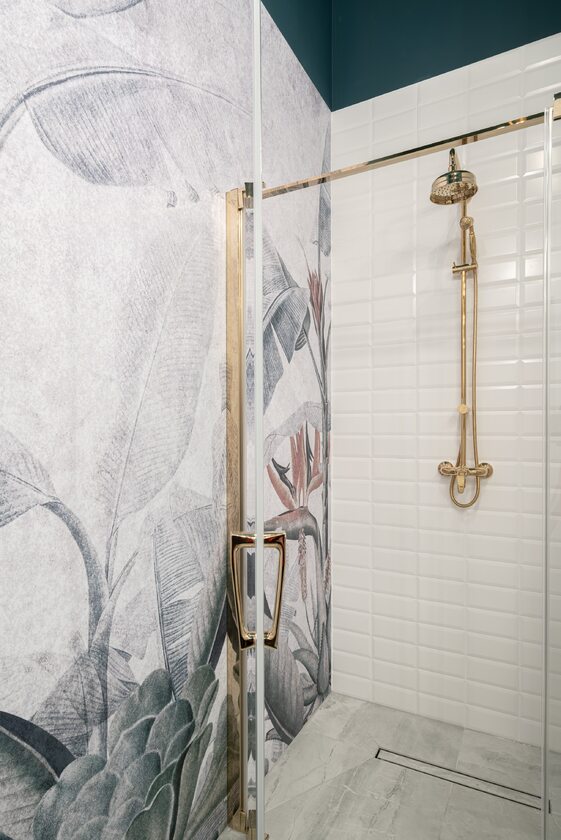 Pomysł na łazienkę – szmaragdowy sufit i złote dodatki 