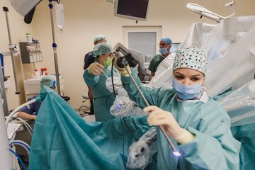Szpital na&nbsp;Klinach, operacja z&nbsp;robotem da Vinci