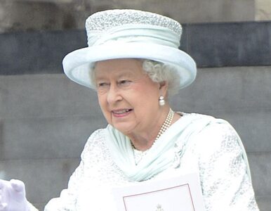 Miniatura: Królowa Elżbieta oblana farbą. Na portrecie