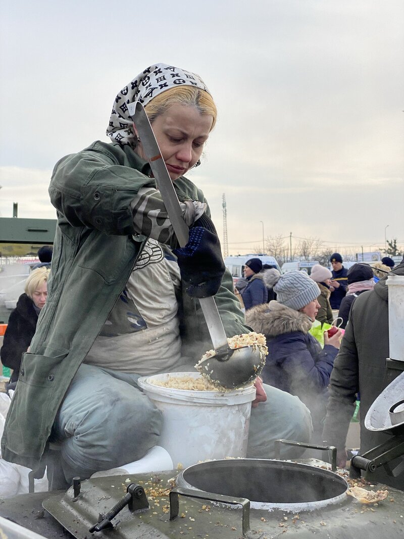 Wolontariuszka rozdająca jedzenie