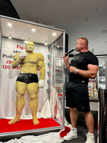 Mariusz Pudzianowski i jego figura z klocków Lego 