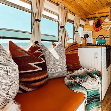 Autobus przerobiony na mieszkanie 