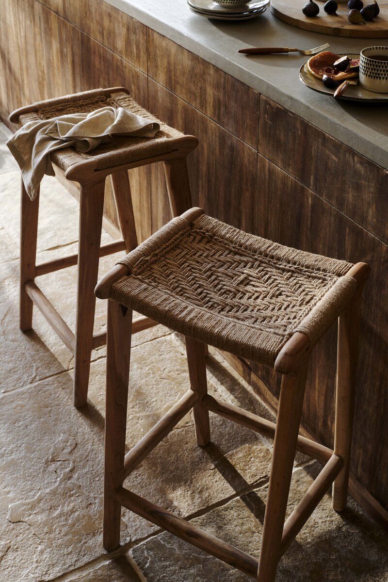 Drewniane fronty i&nbsp;plecione siedziska wprowadzają miękkość oraz&nbsp;wrażenie wnętrza tworzonego bez pośpiechu