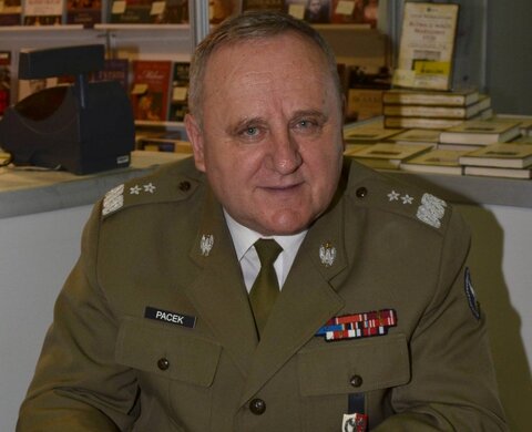 Gen. Pacek: Postawić tamę zielonym ludzikom – Rozrywka Wprost