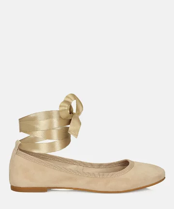 Buty - 299 zł A czym dla Ciebie jest miłość? Marka Kazar w nowej kampanii wizerunkowej zadała z pozoru proste pytanie…