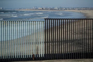 Mur w Tijuanie dochodzi aż do oceanu 