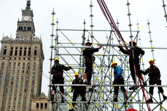 Warszawa, robotnicy na rusztowaniach strefy kibica na placu Defilad (fot. PAP/Bartłomiej Zborowski)