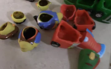 Bakterie i grzyby wewnątrz pływających zabawek 