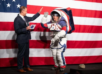 NASA pokazała nowe kombinezony 