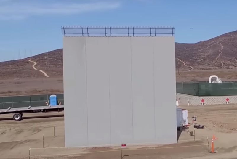 Tak będzie wyglądał mur na granicy USA i Meksyku. Prototypowe konstrukcje 