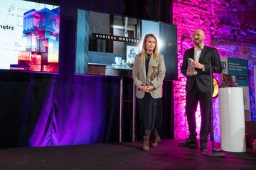 Gala Up!Awards 2024 Wprost. Up!Awards Nagroda specjalna Znak jakości Wprost: Kobiece Wnętrze Roku dla&nbsp;Deer Design za&nbsp;&bdquo;Apartament w&nbsp;kolorze lawy&rdquo;. Nagrodę odbierają Marcel W&oacute;jcik &ndash; PR & Content Manager oraz&nbsp;architekt wnętrz Julita Bojańczyk